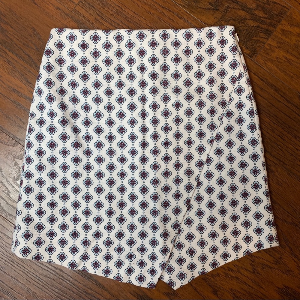 Loft Floral Pattern Skirt.‎